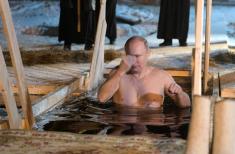 تصاویر آب تنی ولادیمیر پوتین در آب یخ را تماشا کنید