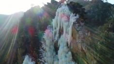 ویدیویی تماشایی از آبشاری یخ زده را ببینید