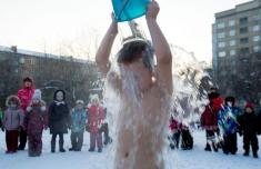 مراسم عجیب اهالی سیبری برای تقویت مقاومت کودکان در برابر سرما!