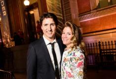 لباس جالب نخست وزیر کانادا و همسرش در سفر هند را تماشا کنید