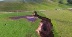 بارش شدید باران، گودالی به اندازه دو زمین فوتبال در نیوزلند ایجاد کرد