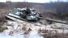 گیر کردن تانــــک روسی T-90 درون باتلاقی پُر از گِل را تماشا کنید