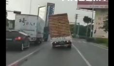 لحظه واژگون شدن کامیون چینی را تماشا کنید