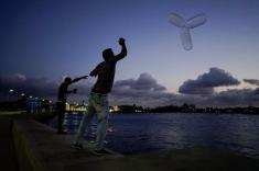 کاربردهای عجیب کاندوم در کوبا / از ماهیگیری تا پنچرگیری!
