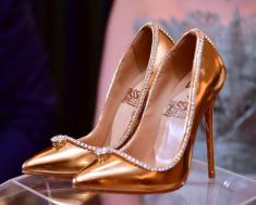 گران قیمت ترین کفش زنانه جهان در دبی رونمایی شد / کفش 17 میلیون دلاری با 100 قیراط الماس