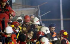 تصاویر فروریختن ساختمان 8 طبقه در شهر استانبول ترکیه