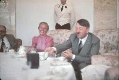 واکنش رهبر یهودیان به حراج وسایل هیتلر + تصاویر