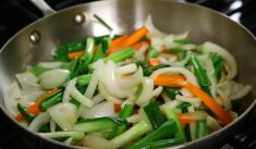 بهترین روش برای سرخ کردن سبزیجات و پیاز