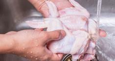 چرا نباید گوشت مرغ را قبل از پخت بشوییم؟