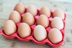 بهترین روش برای جدا کردن سفیده تخم مرغ از زرده تخم مرغ