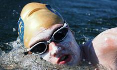 رکورد حیرت‌انگیز یک زنِ نجات یافته از سرطان/ 129 کیلومتر شنای بدون توقف!