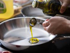 خطرات سرخ کردن غذا با روغن زیتون + باورهای غلط در مورد مصرف روغن زیتون