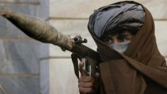 فرمانده افغان پس از کشتن چند پلیس، تسلیم گروه طالبان شد!