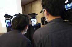 عجیب ترین مراسم فارغ التحصیلی / ربات ها جای دانشجویان ژاپنی را گرفتند